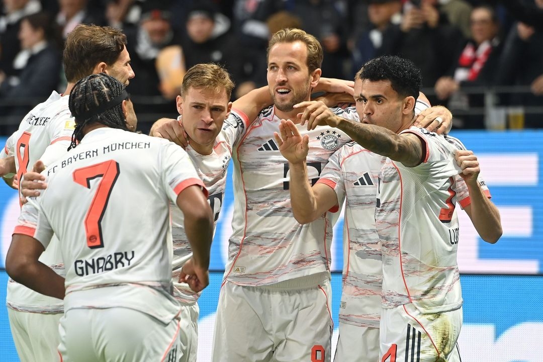Харри Кейн (в центре) и футболисты «Баварии».