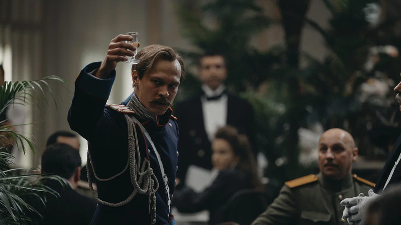 «Мир начинает рушиться»: выходит кинороман Андрея Кончаловского «Хроники русской революции» с Юрой Борисовым