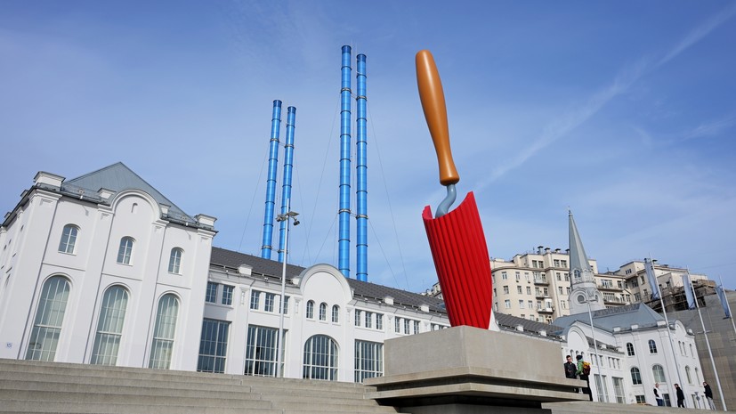 Монументальная скульптура у здания «ГЭС-2»