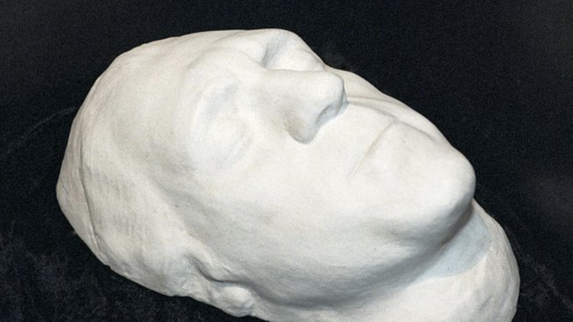 Бронзовая маска Владимира Высоцкого станет лотом октябрьского аукциона в Монако