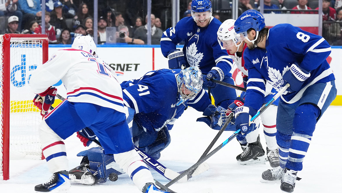 Коул Кофилд атакует ворота Энтони Столарца.