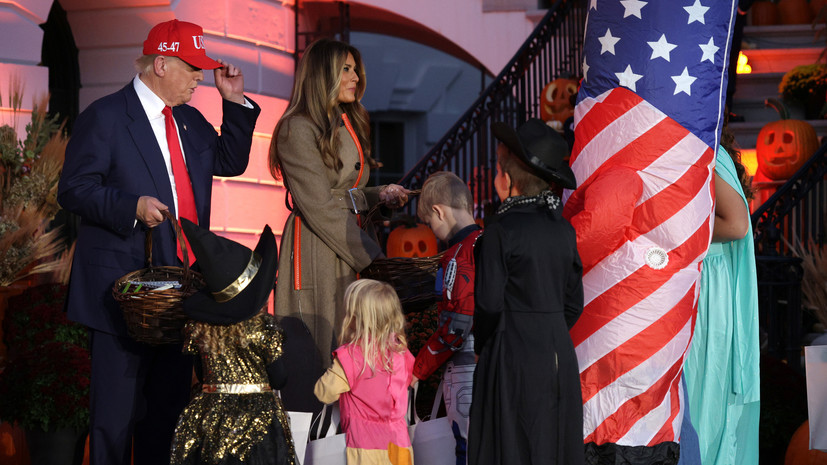 Президент и первая леди угощают детей сладостями на Хеллоуин