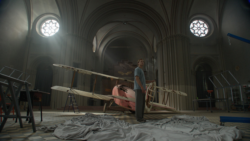 «Мы люди, мы абсурдны, мы парадоксальны»: в прокат выходит фантастическая драма «Авиатор» с Константином Хабенским