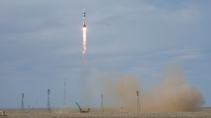 Экипаж покидает спускаемый аппарат корабля «Союз МС-27»