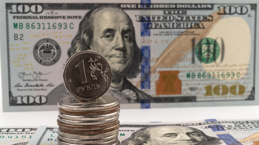 «Геополитическая обстановка сохраняет значимость»: официальный курс доллара достиг минимальных значений с мая 2023-го