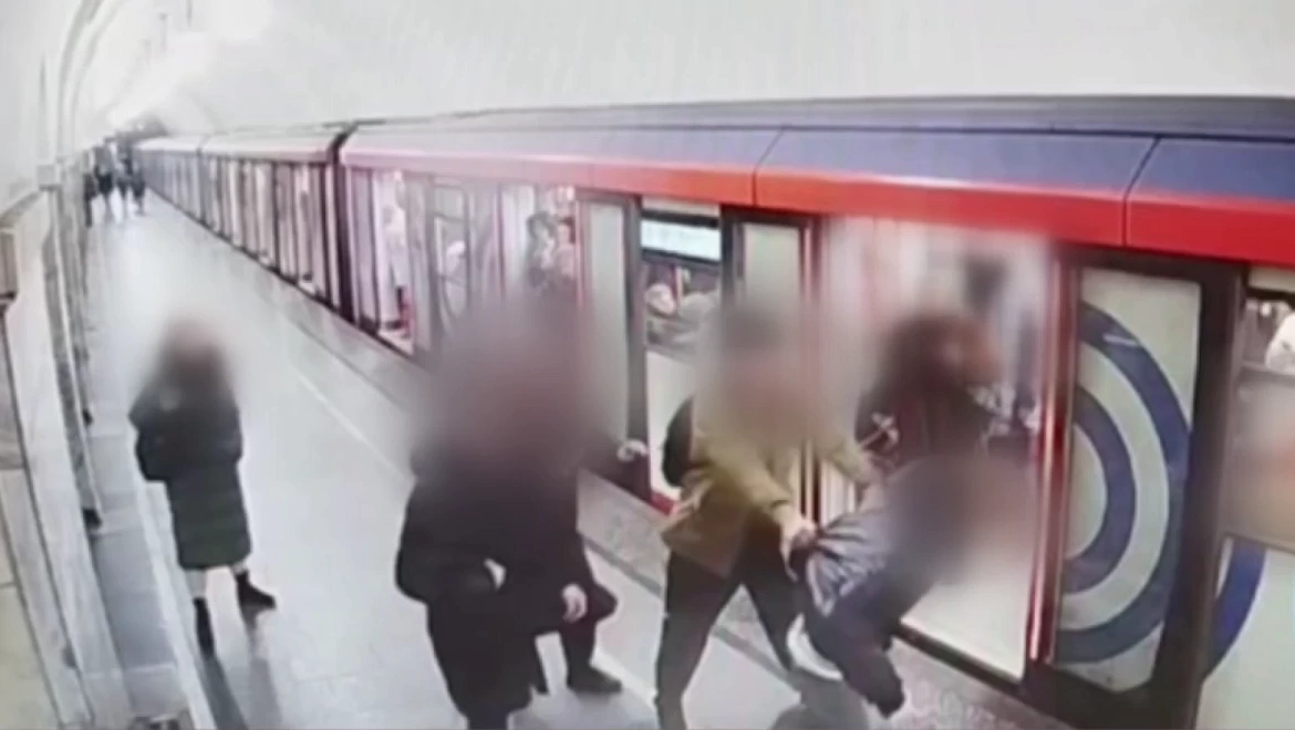 За совершение ограбления в московском метро полицейскими с участием граждан задержан учащийся