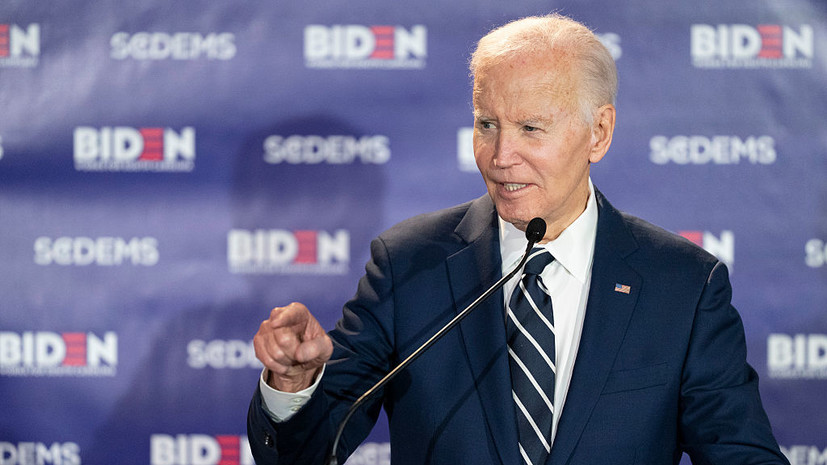 Байдену понадобилась помощь, чтобы после выступления спуститься с лестницы