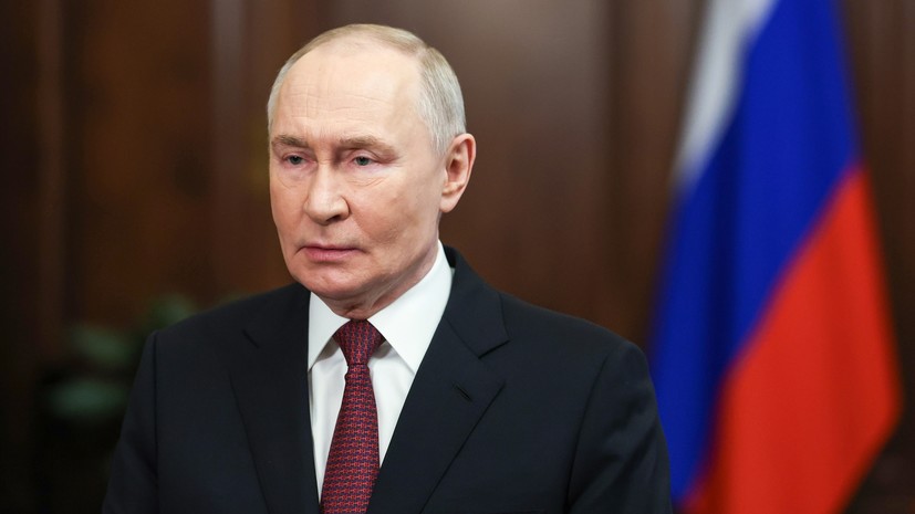 Путин поздравил россиян с Днём защитника Отечества