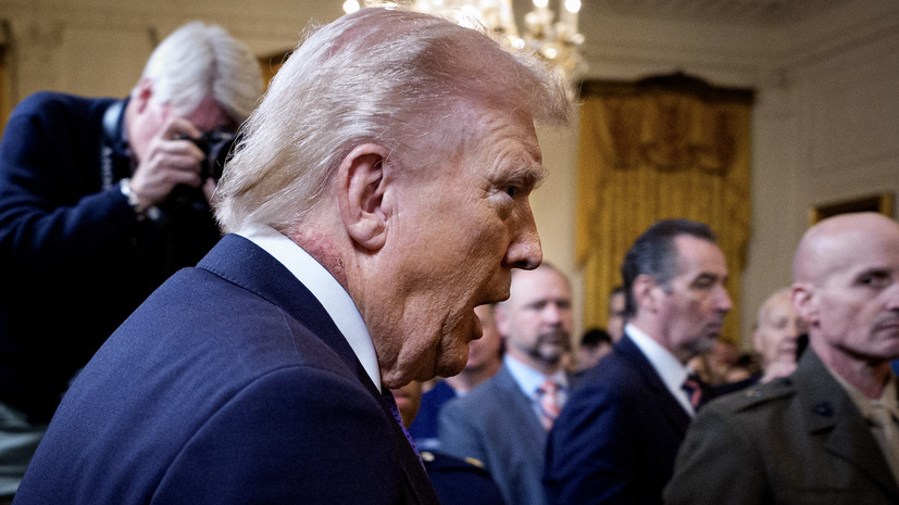 Трамп вышел к журналистам в Белом доме с раздражением на шее