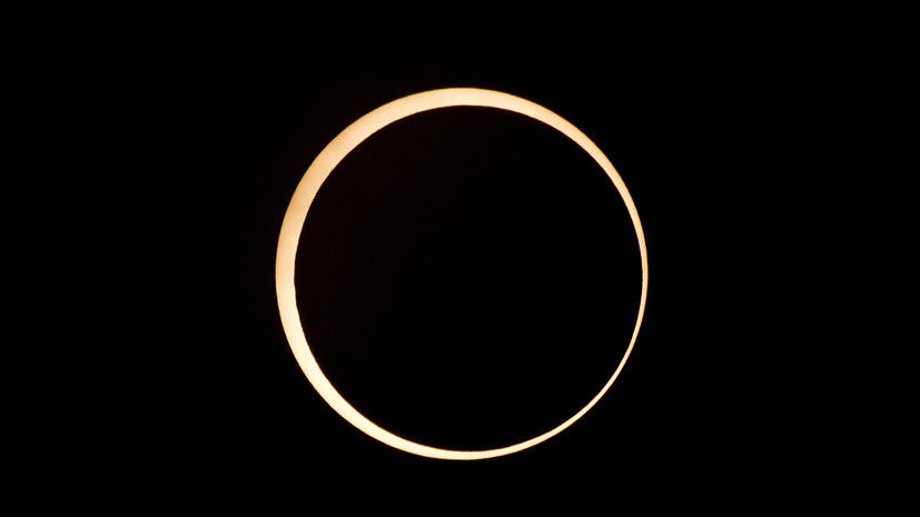 В Антарктиде началось редкое кольцевое солнечное затмение
