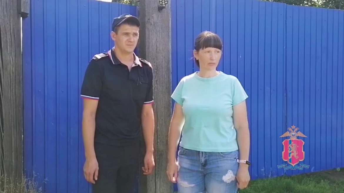 Сотрудник полиции помогает тушить пожар