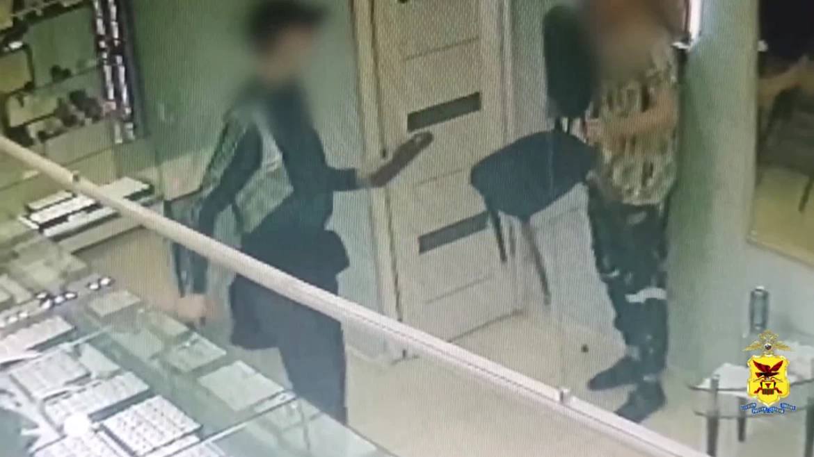 Полиция Читы расследует ограбление ювелирного салона