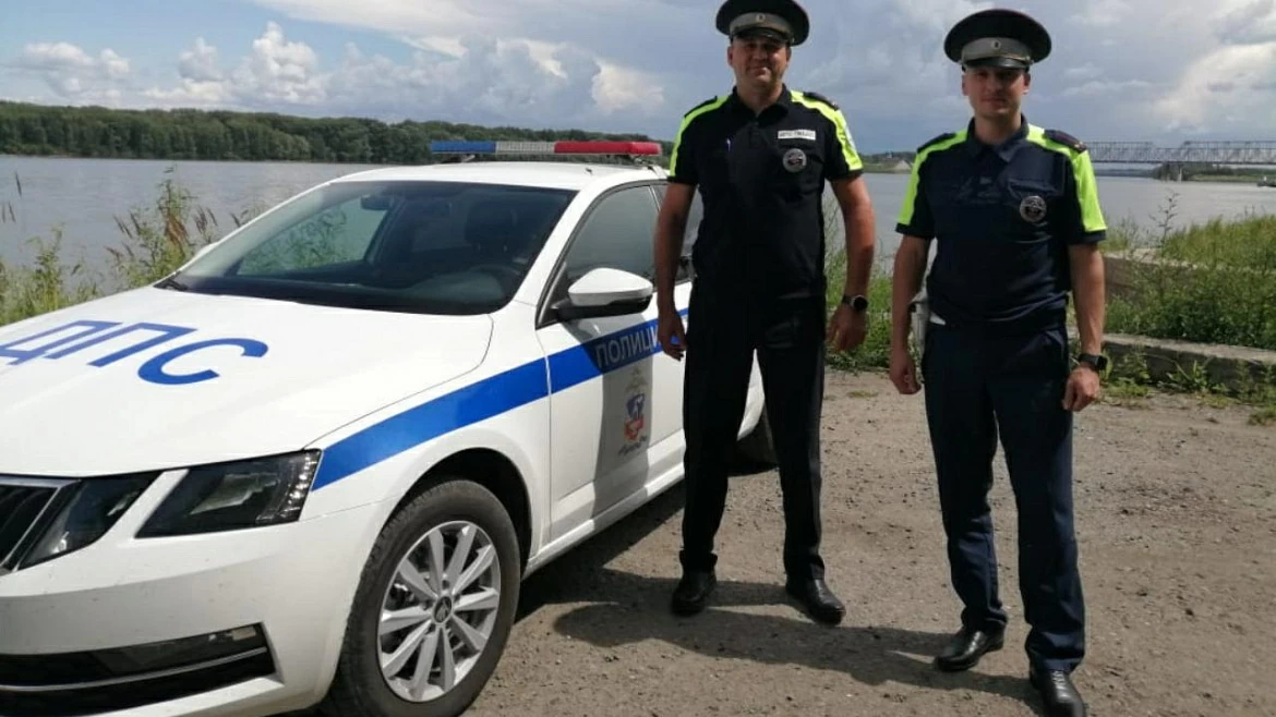 В Алтайском крае сотрудники ГИБДД оказали помощь женщине за рулём во время приступа