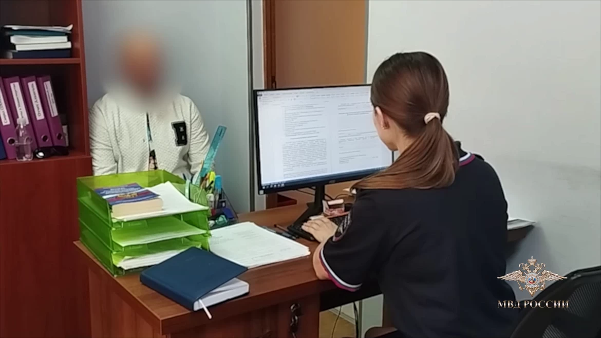 Калининград, мужчина в полицейской форме