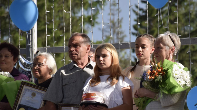 В Кургане чествовали семьи, отметившие 40 лет совместной жизни