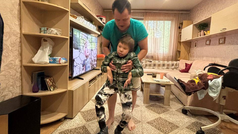 Испытания и надежды: история отца, самостоятельно заботящегося о сыне с инвалидностью